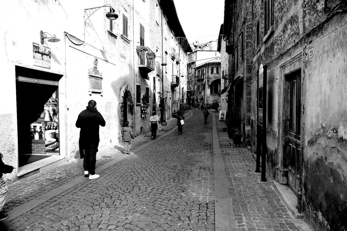 photoroma69's tweet image. Street in Scanno (AQ) - Italy with my #leicaq #LeicaEDC #PointAndShoot #monochrome #streetphotography #blackandwhitephotography @leica_camera @LeicaCameraIT