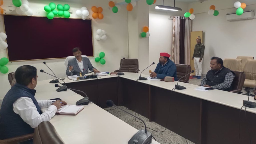 Deo_Mau_'s tweet photo. विशेष प्रगाढ़ पुनरीक्षण कार्यक्रम के संबंध में आज मान्यता प्राप्त राजनीतिक दलों के प्रतिनिधियों के साथ बैठक कर मा.भारत निर्वाचन आयोग के दिशा निर्देशों से अवगत कराते हुए संबंधित अधिकारियों को आवश्यक निर्देश दिए गए।
@ceoup @ECISVEEP https://t.co/J9IHqRepPT