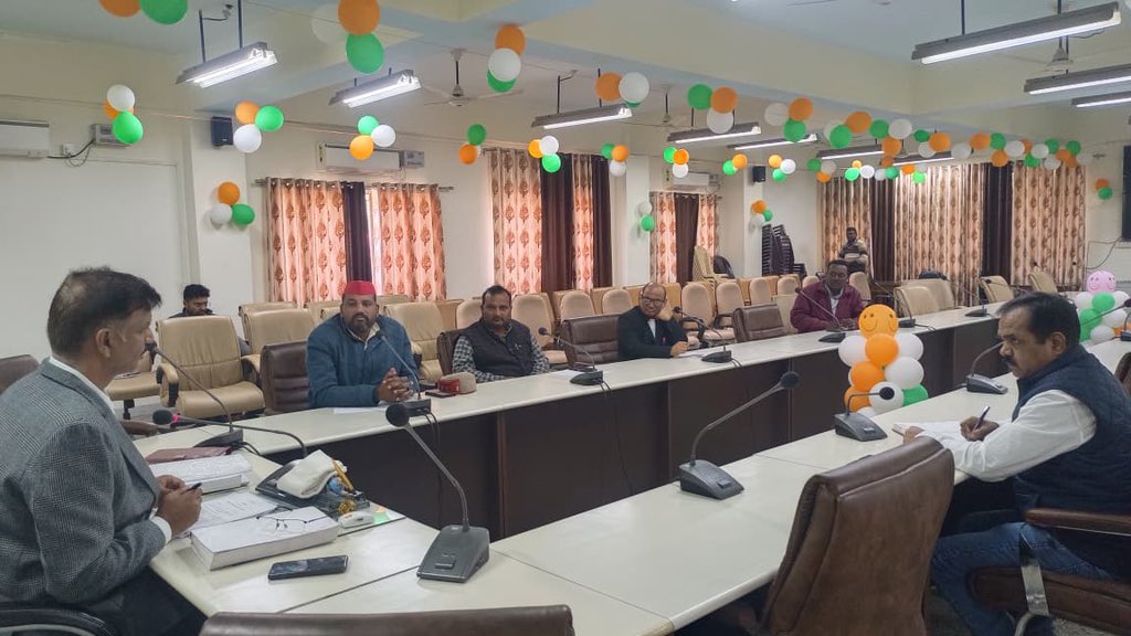 Deo_Mau_'s tweet photo. विशेष प्रगाढ़ पुनरीक्षण कार्यक्रम के संबंध में आज मान्यता प्राप्त राजनीतिक दलों के प्रतिनिधियों के साथ बैठक कर मा.भारत निर्वाचन आयोग के दिशा निर्देशों से अवगत कराते हुए संबंधित अधिकारियों को आवश्यक निर्देश दिए गए।
@ceoup @ECISVEEP https://t.co/J9IHqRepPT
