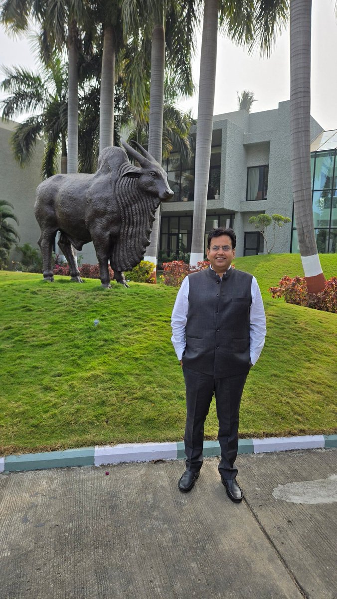 ऑपरेशन फ्लड, राष्ट्रीय डेयरी विकास बोर्ड और वर्गीज़ कुरियन: जहाँ दूध ने देश बदला और मॉडल ने सोच।

3 फ़रवरी 2026 की सुबह मैं आनंद पहुँचा। पहली दृष्टि में स्पष्ट हो गया की यह कोई सामान्य शासकीय दफ़्तर नहीं, बल्कि एक विचार कार्यशाला है। पेड़ों की कतारें, सादगी से बनी इमारतें और भीतर