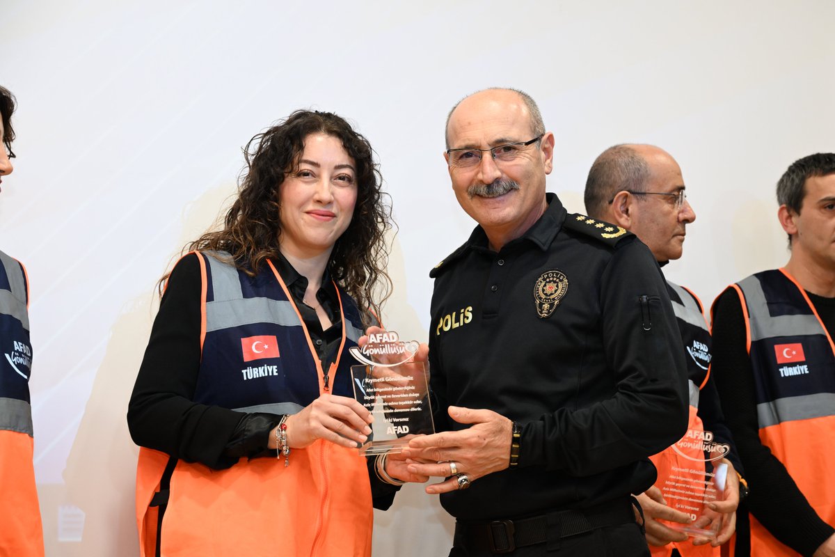 AntalyaEmniyet's tweet photo. 📍 Mimar Sinan Kongre Merkezi

Valimiz Sayın Hulusi ŞAHİN, Akdeniz Üniversitesi Rektörü Sayın Prof. Dr. Özlenen ÖZKAN, İl Emniyet Müdürümüz Sayın Dr. Sabit Akın ZAİMOĞLU, il protokolü ve kurum temsilcileri; Kahramanmaraş merkezli 6 Şubat depremlerinin 3. yıl dönümü dolayısıyla düzenlenen anma programı ve arma törenine katılım sağladı.

Program kapsamında Sayın Müdürümüz; afet durumlarında görev alan AFAD Gönüllülerine, gösterdikleri özverili çalışmalardan dolayı plaket takdim etti.