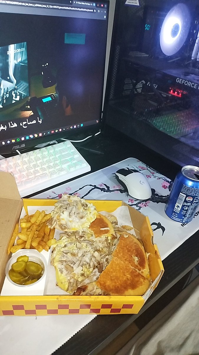 MizDsm's tweet photo. @ShawarmerSA فرق،بين الي ب الاعلان و الي وصلني كله دجاج 😂 مافي جبن ومطمطه استغلال الوضع ودعم فني تطبيق مايرد يماطل ABDULKHALIK https://t.co/40StFqjeV8