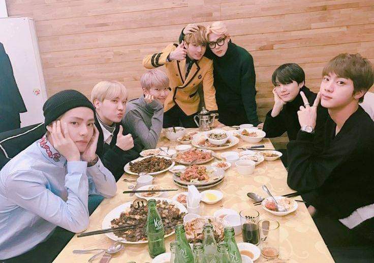 Há 9 anos, Jeon Jungkook se formava no ensino médio e todos os meninos estavam com ele para comemorar 🥹💜