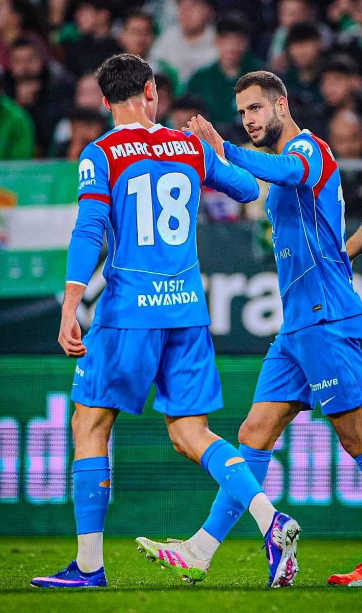 IvaanBlanco26's tweet photo. El Pubill-Hancko me tiene enamorado.

Volvemos a ser duros en defensa gracias a ellos.

Y son el tipo de central que más me gusta:

Duros defensivamente pero con muy buena salida de balón ambos (uno por derecha y otro por izquierda).

Y por eso pueden jugar los dos cada uno en su lateral.

Estoy enamorado de esta pareja.