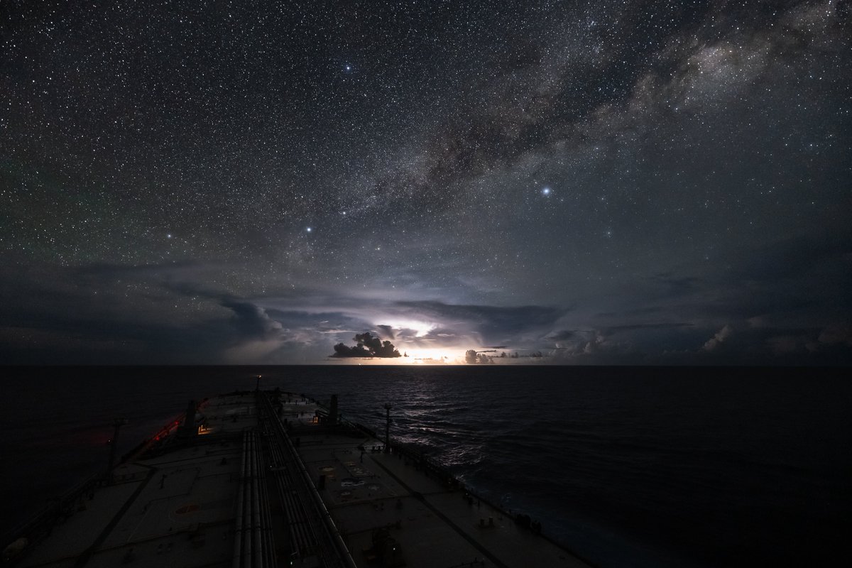 14mm f1.4というスペックがあれば船の上で夏の大三角と雷雲をワンシャッターで撮れます