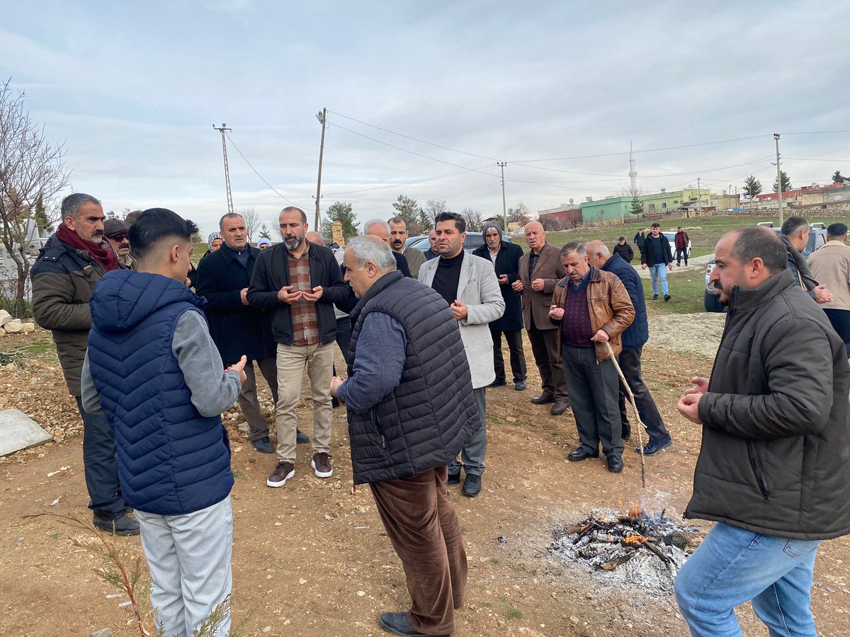 DemSiirt's tweet photo. 6 Şubat depreminde vefat eden Çiçek ailesinden 12 canımızı Gökçebağ Beldesinde anarak Allahtan rahmet  diledik. 

Depremde vefat eden bütün vatandaşlara Allahtan rahmet yakınlarına sabır diliyoruz. 

Unutmadık.
Unutmayacağız… https://t.co/2ZXDn56YBq