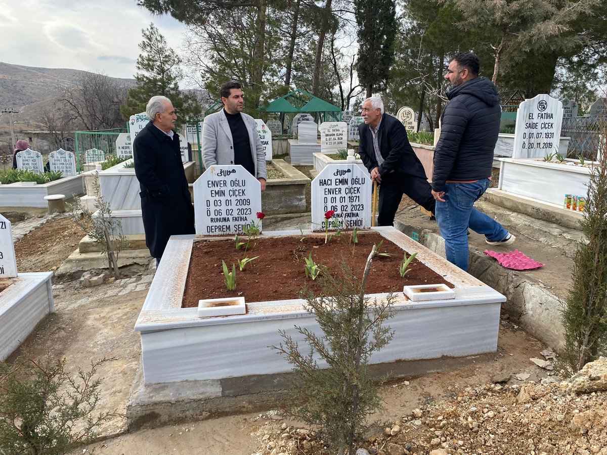 DemSiirt's tweet photo. 6 Şubat depreminde vefat eden Çiçek ailesinden 12 canımızı Gökçebağ Beldesinde anarak Allahtan rahmet  diledik. 

Depremde vefat eden bütün vatandaşlara Allahtan rahmet yakınlarına sabır diliyoruz. 

Unutmadık.
Unutmayacağız… https://t.co/2ZXDn56YBq