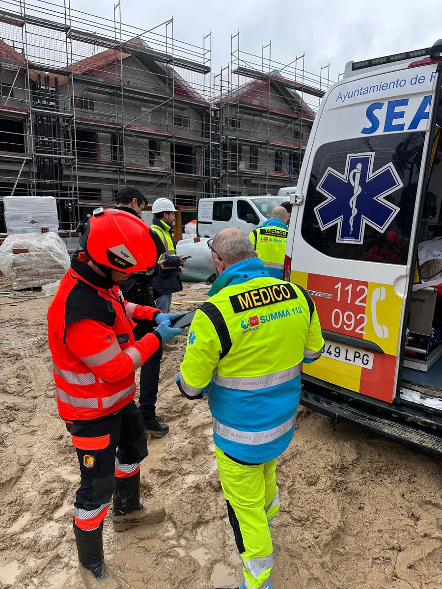 Varón de 25 años atendido tras caída en obra desde unos dos escalones, con bajo nivel de conciencia y dolor torácico. Hemodinámicamente estable.

Valorado por VIR 15 del SUMMA y trasladado por nuestra unidad al Hospital Universitario Puerta de Hierro.