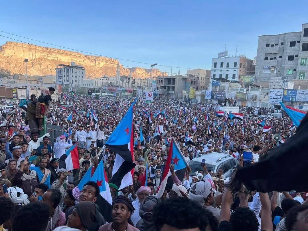 NajTV's tweet photo. Millions of people from #Hadhramaut are #now gathering in Seiyun, raising the flags of the South Arabia state and demanding independence from #Yemen.
#حضرموت  #اليمن https://t.co/CEWMOhfwFb