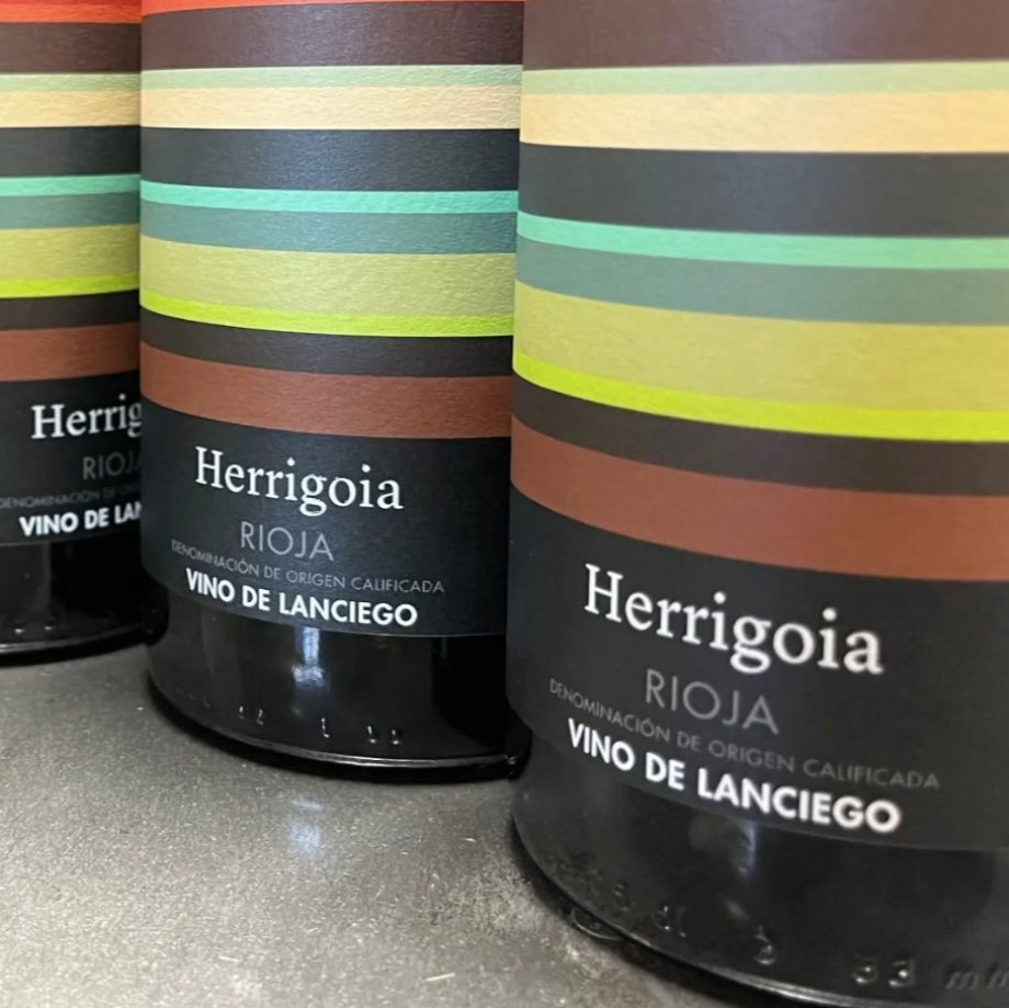 Celebramos la llegada de la nueva añada de Herrigoia, la 2025, recién embotellada y lista para disfrutar.
Este primer lote sin sulfitos añadidos.
La caja de 6 botellas en tu casa sin gastos de envío hasta el 14 de febrero 💕💕 
tienda.elmozowines.com/producto/herri…