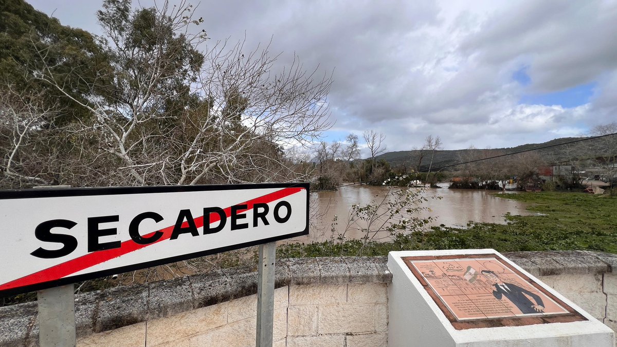 MalagaJunta's tweet photo. El PMA de #Casares asume la gestión de la emergencia en San Martín del Tesorillo 

La delegada de la @AndaluciaJunta @Navarro_PP ha visitado #Secadero y la localidad vecina gaditana para coordinar la asitencia a casi 2.000 personas que han estado aisladas por el temporal. https://t.co/wuNeQQiB0J