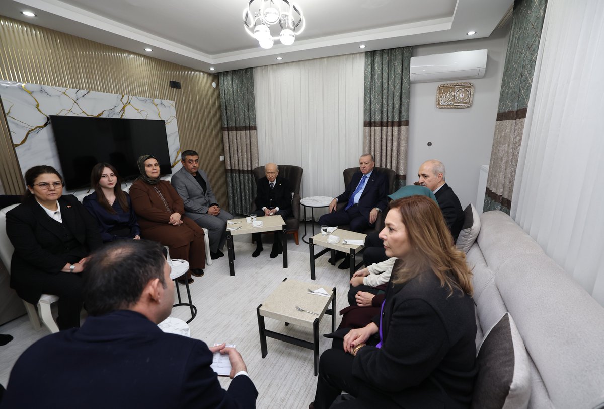 Cumhurbaşkanımız Sayın Recep Tayyip ERDOĞAN ve Genel Başkanımız Sayın Devlet BAHÇELİ, depremzede Hidayet SOLAK ve ailesini ziyaret ettiler.