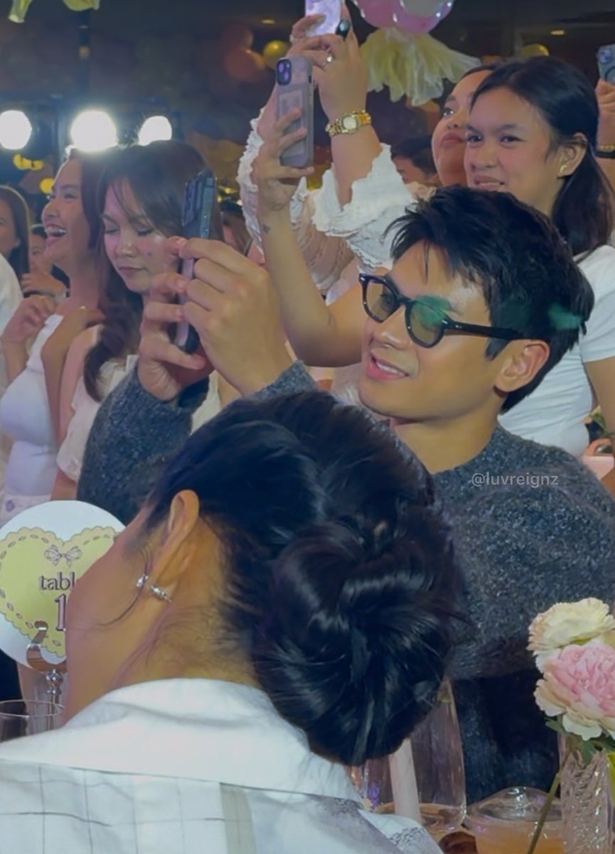 luvreignz's tweet photo. im pretty sure that giving her the spotlight is his pride and happiness~

PAGIBIG PARA KAY BDV https://t.co/gH6dosvHUp