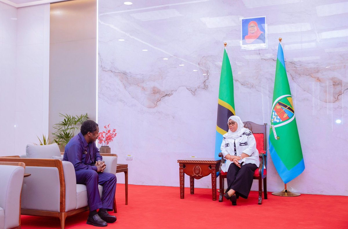 Rais wa Jamhuri ya Muungano wa Tanzania, Mheshimiwa Dkt. Samia Suluhu Hassan akizungumza na Makamu wa Rais wa Jamhuri ya Muungano wa Tanzania Mhe. Balozi Dkt. Emmanuel Nchimbi mara baada ya kuwasili katika Uwanja wa Ndege wa Kimataifa wa Julius Nyerere (JNIA) wakati akitokea