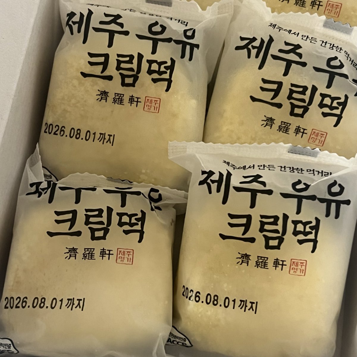 o_MingMint's tweet photo. 📌제주 동문시장
제라헌 제주 우유 크림떡

제발 안먹어본사람 없게 해주세요
내가 먹어본 크림떡중에 제일 맛있음

쫀득하고 크림도 많이 안달고 부드러움

마지막날 공항가기전에
시장들려서 픽업하면 딱!

벌써 다 먹어감 ㅠ
이걸 사러 제주에 가야만 https://t.co/tSNX1DCTR8
