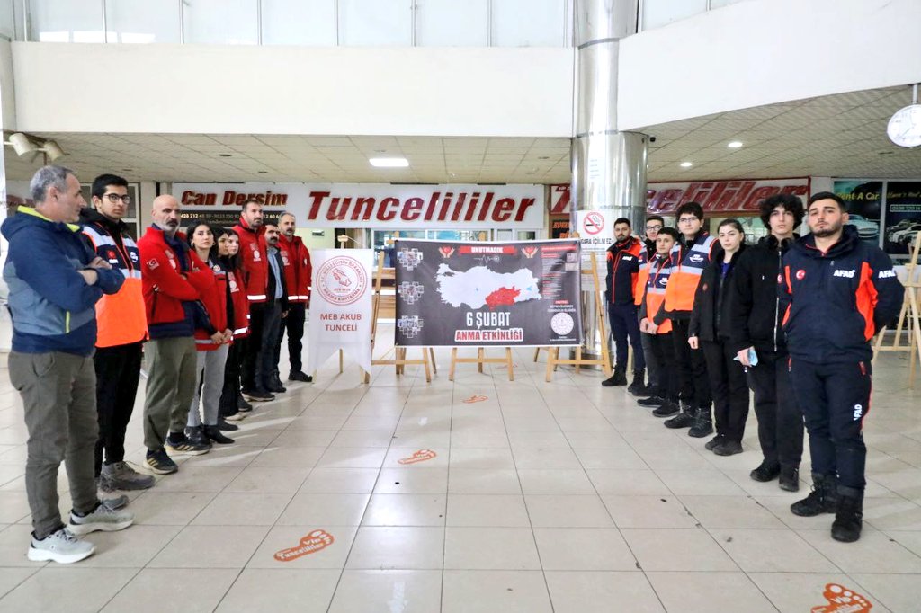 📌 6 Şubat'ı Unutmamak ve Bir Daha Yaşamamak için Sahadayız!

Müdürlüğümüz Sivil Savunma Hizmetleri, MEB AKUB  Ekibi ve Genç MEB AKUB Ekibi üyesi öğrencilerimizin katılımıyla Tunceli Otogarı’nda 6 Şubat anısına etkinlik düzenlendi. 

6 Şubat depremlerinde yaşananları unutturmamak