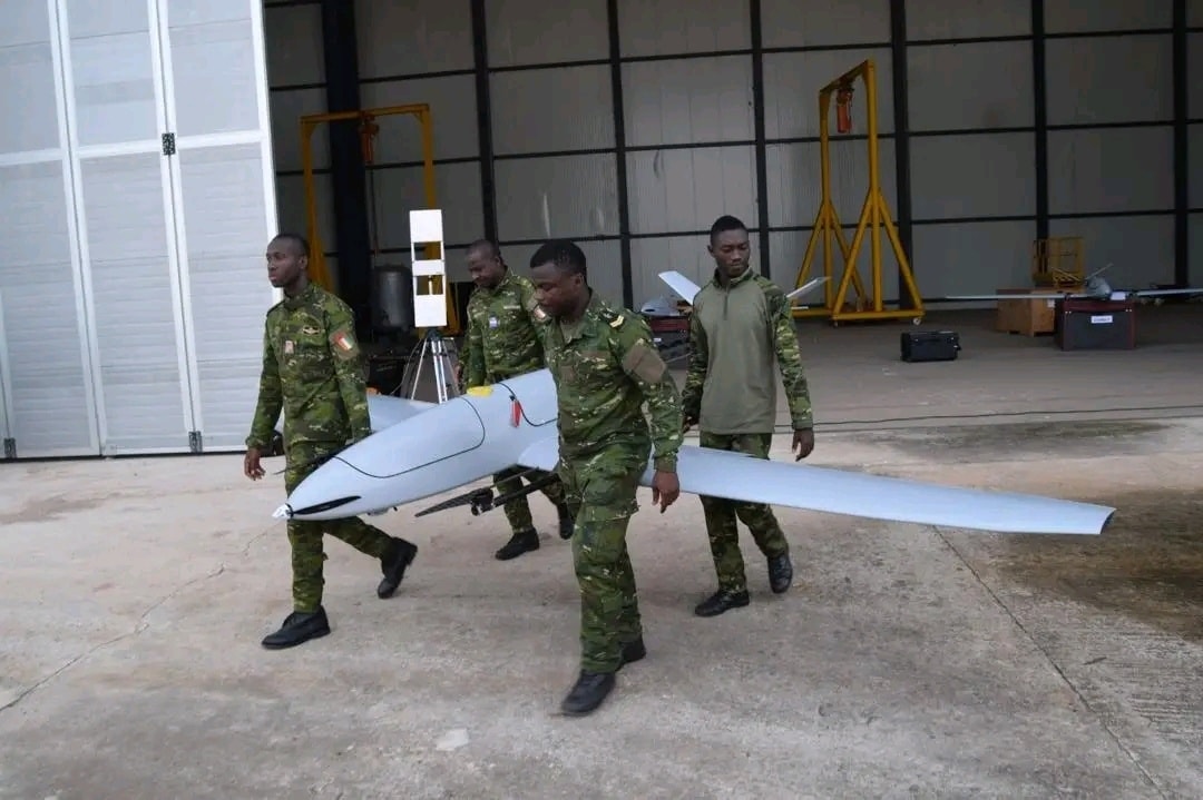 Ivoirowsky's tweet photo. 🇨🇮 DALOA | RENFORCEMENT DES CAPACITÉS DES FORCES ARMÉES DE CÔTE D’IVOIRE
Dans le prolongement de la cérémonie de remise d’équipements militaires organisée le 3 février, une délégation de l’Union européenne s’est rendue, le 4 février, à la base aérienne de #Daloa. https://t.co/5flxLpbguJ