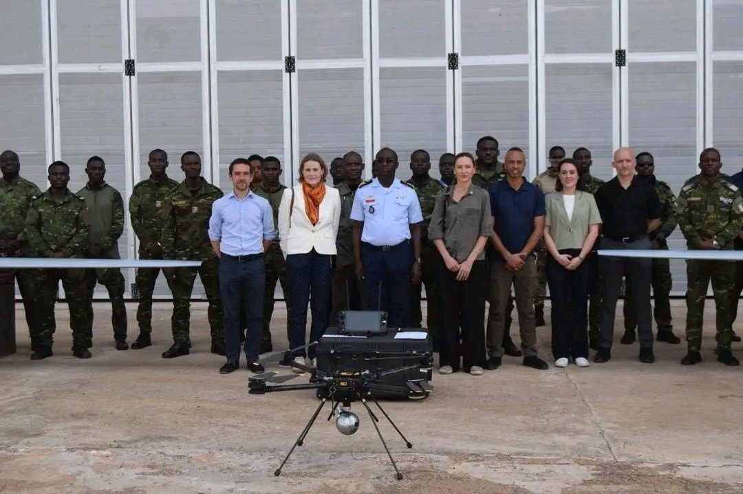 Ivoirowsky's tweet photo. 🇨🇮 DALOA | RENFORCEMENT DES CAPACITÉS DES FORCES ARMÉES DE CÔTE D’IVOIRE
Dans le prolongement de la cérémonie de remise d’équipements militaires organisée le 3 février, une délégation de l’Union européenne s’est rendue, le 4 février, à la base aérienne de #Daloa. https://t.co/5flxLpbguJ