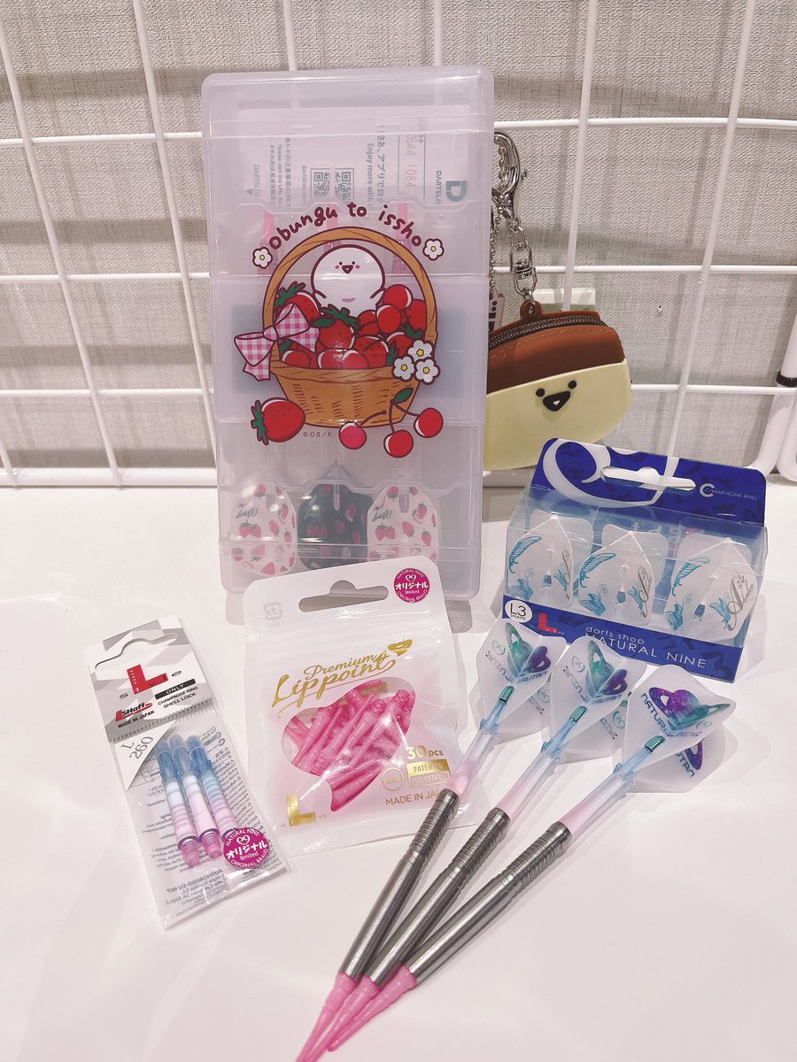 最近、ダーツが再熱しました🎯
10年前にも狂ったようにやっていたのですが

改めて、ツワモノ屋さんで一式揃え直しました！

ろくすけさんと一緒に選んでもらって
めちゃくちゃかわいいのができた！
ありがとうございます

だれか一緒に遊んでください🐰
#ツワモノ屋吉祥寺展
#ツワモノ屋
#うまのすけ