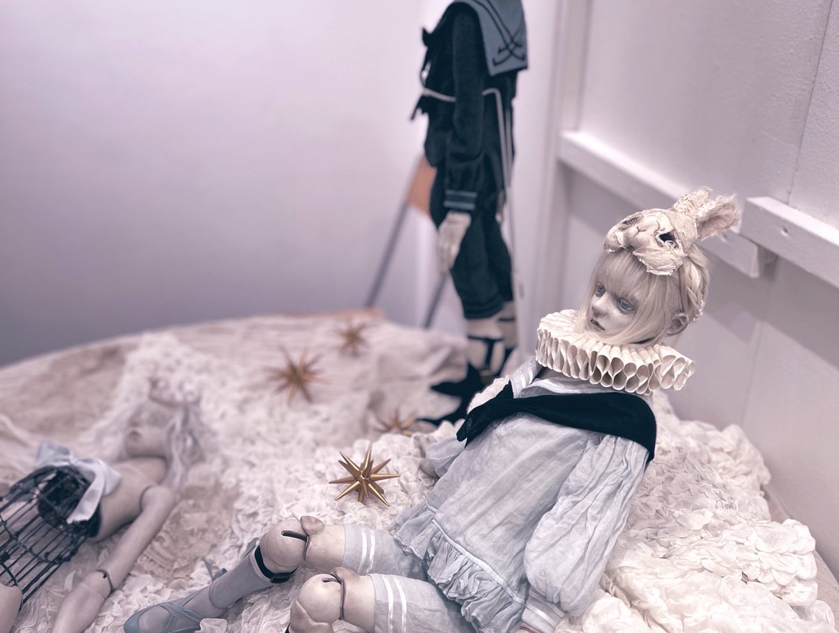 robin_n_'s tweet photo. はじまりました！
明日7日からは13時より始まります！
急遽ガリレオ君も展示してます🪽

『幻に、恋をすること２』  

２月６日（金）ー１１日（水）まで

２月６日１８時から２０時

７日ー１１日　１３時から２０時

場所/デザインフェスタギャラリー原宿EAST３０３ https://t.co/nQcXbc4juJ