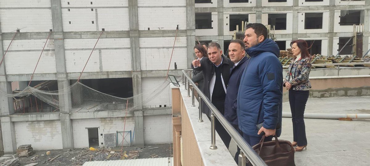 ibrahimulusoytr's tweet photo. İstanbul İl Sağlık Müdürlüğü Destek Hizmetleri Başkanımız Muhammet Doğan ve Başkan Yardımcısı Umut Dalmazadam, Avcılar Murat Kölük yeni hastane inşaatımız, otopark düzenlemesi ve ulaşım ağları hakkında alanı yerinde inceleyip istişarelerde bulunduk, https://t.co/XdcQkJzauU