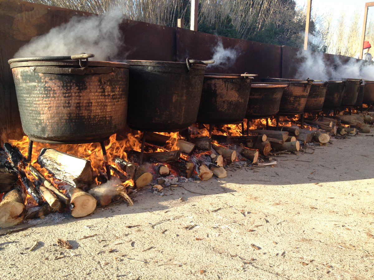ajverges's tweet photo. 🥣🔥 Aquest dimarts de #Carnaval, a Verges tornem a fer bullir la tradició de @LaSopaVerges 
Ens falten 8 perols 🙏
Si en pots deixar un, ajudes a mantenir viva una tradició de tots i totes 💛
📱972 78 09 74
#SopadeVerges #Verges https://t.co/NT1xc4qD6r