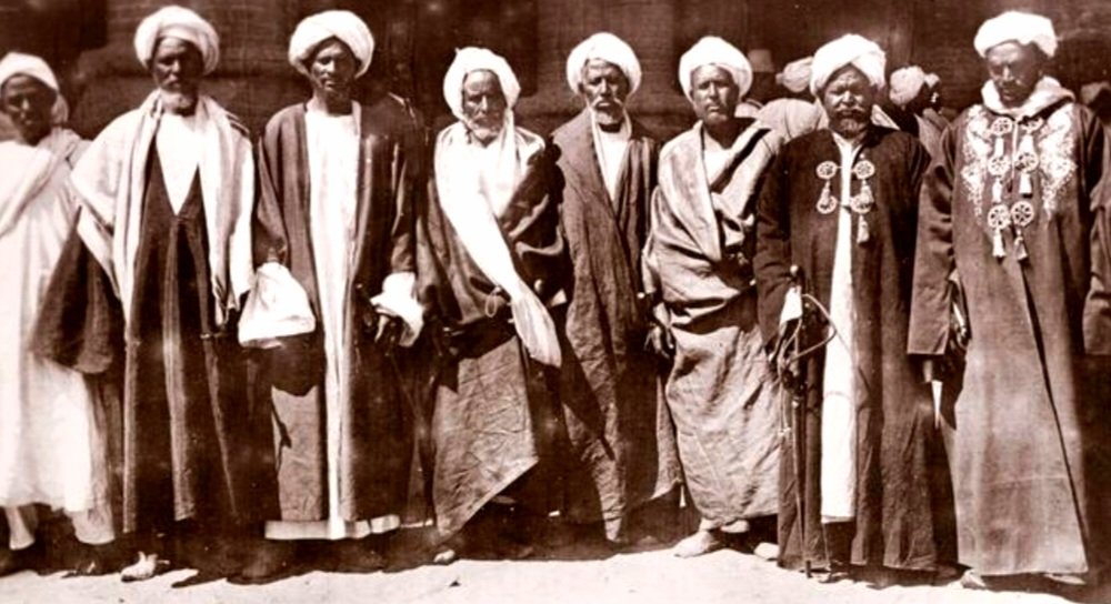 نظار و شيوخ قبائل من مديرية كردفان، و أولهم من جهة اليمين هو الناظر علي ود التوم ناظر عموم عرب الكبابيش.
نشر بواسطة الفوتوغرافي جي إن مورهيج [1906].