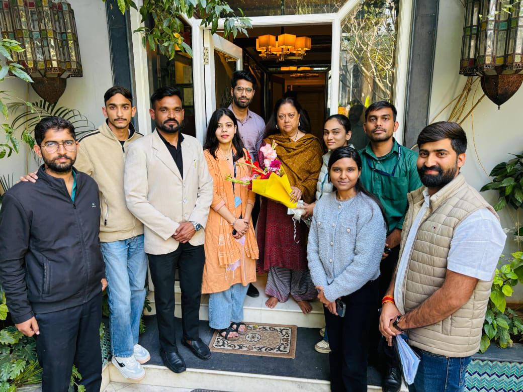 प्रयास जारी है....
पूर्व मुख्यमंत्री महोदया वसुंधरा राजे जी सिंधिया  से प्रोबेशन में वेतन बढ़ाओ मुहिम के क्रम में मुलाकात की। 
#प्रोबेशन_में_पूरा_वेतन
#प्रोबेशन_में_पूर्ण
<a href="/VasundharaBJP/">Vasundhara Raje</a> 
<a href="/RajCMO/">CMO Rajasthan</a> <a href="/1stIndiaNews/">First India News</a> <a href="/Radhemahwa/">Radhe Meena</a> <a href="/JATbera1/">Bhera ram</a>