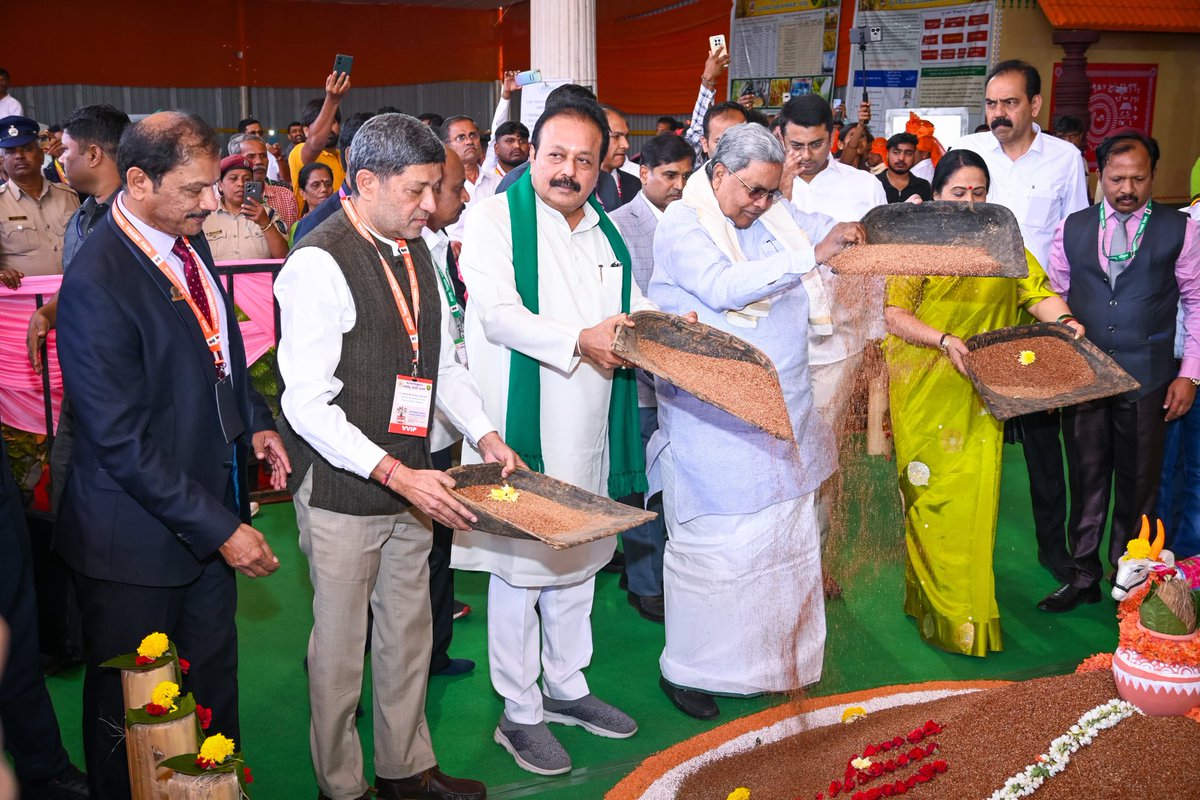 NChaluvarayaS's tweet photo. ಮಾನ್ಯ ಮುಖ್ಯಮಂತ್ರಿ ಶ್ರೀ ಸಿದ್ದರಾಮಯ್ಯ ಅವರ ನೇತೃತ್ವದಲ್ಲಿ ಬೆಂಗಳೂರಿನ ಅರಮನೆ ಮೈದಾನದ ತ್ರಿಪುರವಾಸಿನಿಯಲ್ಲಿ ಇಂದು ಅಂತರರಾಷ್ಟ್ರೀಯ ವಾಣಿಜ್ಯ ಮೇಳಕ್ಕೆ ಚಾಲನೆ ನೀಡಲಾಯಿತು. ಇದೇ ಸಂದರ್ಭದಲ್ಲಿ ರಾಜ್ಯ ಮಟ್ಟದ ಕೃಷಿ ಪಂಡಿತ ಪ್ರಶಸ್ತಿ/ಕೃಷಿ ಪ್ರಶಸ್ತಿ ಪ್ರದಾನ ಮಾಡಲಾಯಿತು.

#ITF2026 #AgricultureBeyondProduction #KSDA

1/2 https://t.co/BUGLvYF7V6