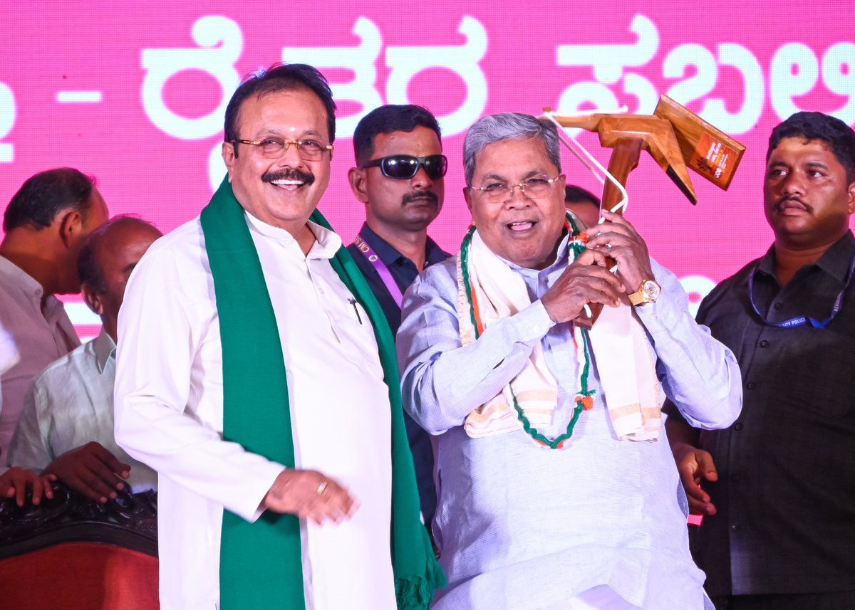 NChaluvarayaS's tweet photo. ಮಾನ್ಯ ಮುಖ್ಯಮಂತ್ರಿ ಶ್ರೀ ಸಿದ್ದರಾಮಯ್ಯ ಅವರ ನೇತೃತ್ವದಲ್ಲಿ ಬೆಂಗಳೂರಿನ ಅರಮನೆ ಮೈದಾನದ ತ್ರಿಪುರವಾಸಿನಿಯಲ್ಲಿ ಇಂದು ಅಂತರರಾಷ್ಟ್ರೀಯ ವಾಣಿಜ್ಯ ಮೇಳಕ್ಕೆ ಚಾಲನೆ ನೀಡಲಾಯಿತು. ಇದೇ ಸಂದರ್ಭದಲ್ಲಿ ರಾಜ್ಯ ಮಟ್ಟದ ಕೃಷಿ ಪಂಡಿತ ಪ್ರಶಸ್ತಿ/ಕೃಷಿ ಪ್ರಶಸ್ತಿ ಪ್ರದಾನ ಮಾಡಲಾಯಿತು.

#ITF2026 #AgricultureBeyondProduction #KSDA

1/2 https://t.co/BUGLvYF7V6