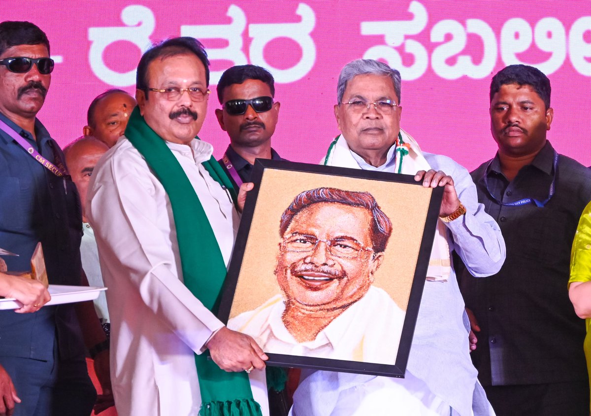 NChaluvarayaS's tweet photo. ಮಾನ್ಯ ಮುಖ್ಯಮಂತ್ರಿ ಶ್ರೀ ಸಿದ್ದರಾಮಯ್ಯ ಅವರ ನೇತೃತ್ವದಲ್ಲಿ ಬೆಂಗಳೂರಿನ ಅರಮನೆ ಮೈದಾನದ ತ್ರಿಪುರವಾಸಿನಿಯಲ್ಲಿ ಇಂದು ಅಂತರರಾಷ್ಟ್ರೀಯ ವಾಣಿಜ್ಯ ಮೇಳಕ್ಕೆ ಚಾಲನೆ ನೀಡಲಾಯಿತು. ಇದೇ ಸಂದರ್ಭದಲ್ಲಿ ರಾಜ್ಯ ಮಟ್ಟದ ಕೃಷಿ ಪಂಡಿತ ಪ್ರಶಸ್ತಿ/ಕೃಷಿ ಪ್ರಶಸ್ತಿ ಪ್ರದಾನ ಮಾಡಲಾಯಿತು.

#ITF2026 #AgricultureBeyondProduction #KSDA

1/2 https://t.co/BUGLvYF7V6