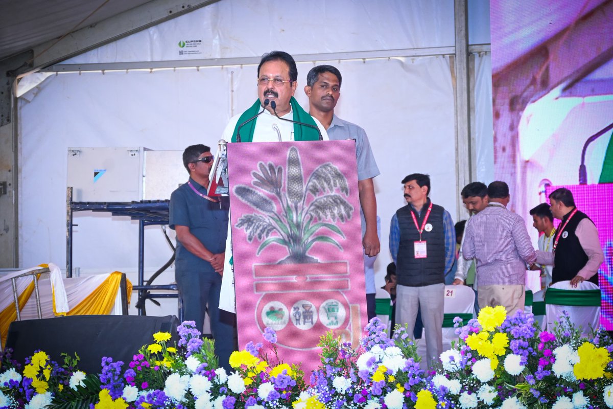 NChaluvarayaS's tweet photo. ಮುಖ್ಯ ಕಾರ್ಯದರ್ಶಿಗಳಾದ ಡಾ. ಶಾಲಿನಿ ರಜನೀಶ್‌, ಕೃಷಿ ಆಯುಕ್ತರಾದ ಶ್ರೀ ವೈಎಸ್‌ ಪಾಟೀಲ್‌, ನಿರ್ದೇಶಕರಾದ ಶ್ರೀ ಜಿಟಿ ಪುತ್ರ, ವಿವಿಧ ನಿಗಮ ಮಂಡಳಿಗಳ ನಿರ್ದೇಶಕರು ಹಾಗೂ ಅಧ್ಯಕ್ಷರು, ಕೃಷಿ ಇಲಾಖೆಯ ಅಧಿಕಾರಿಗಳು,ವಿಧಾನ ಪರಿಷತ್‌ ಸದಸ್ಯರಾದ ಶ್ರೀ ರಮೇಶ್‌ ಬಾಬು ಸಹಿತ ಇತರರು ಈ ಸಂದರ್ಭದಲ್ಲಿ ಉಪಸ್ಥಿತರಿದ್ದರು.

2/2 https://t.co/UCQ8ig33BB