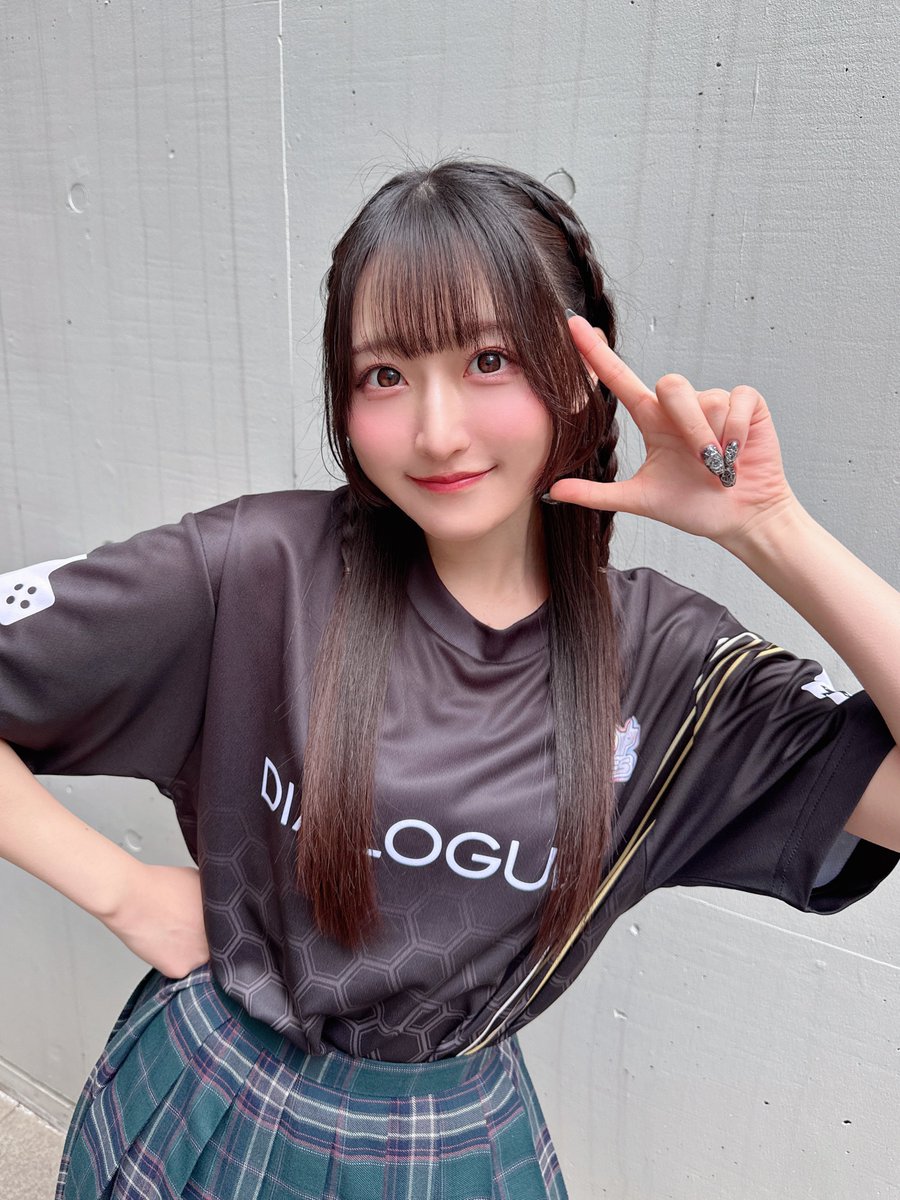 #Dゲーム部 グッズです🎮
ユニフォームかわいいよ✨

プロゲーマーっぽいポーズしたくてイメージでやったら棚橋弘至になりすぎてスタッフさんが爆笑してました🦭

守屋亨香さんは副部長！気合い入れて頑張ります🔥珍しくストレートヘアにしてみました✨（これもプロゲーマーを意識）
#ダイアローグ