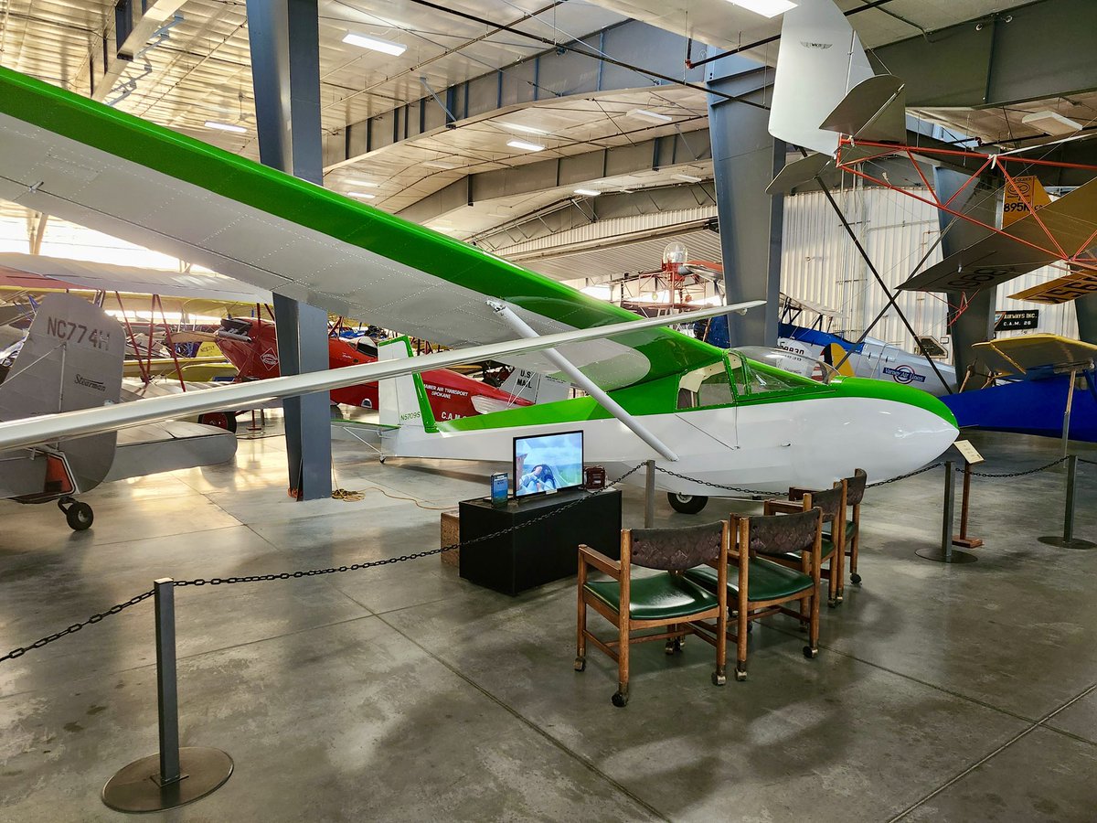 私の友人は子供の頃父親とSchweizer 2-33で飛んだけどsailplane はそれ