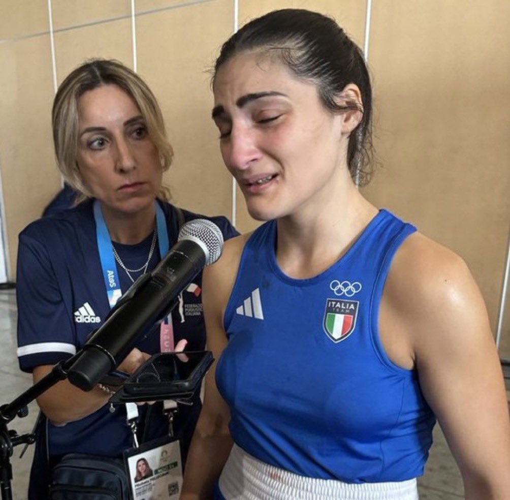 Zur Erinnerung:
Hier sieht man die italienische Boxerin Angela Carini – weinend, nachdem sie im Ring von einem biologischen Mann verprügelt wurde und ihren olympischen Traum begraben musste. Warum? Weil sie gegen einen biologischen Mann antreten musste. Das ist ein systematischer
