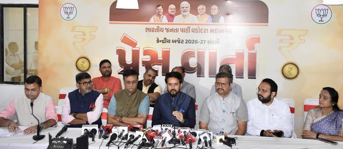 ianuragthakur's tweet photo. 2014 से लेकर आज तक बजट और विकास को लेकर मोदी सरकार की कोई छूटे नहीं, कोई रूठे नहीं की सोच काफी स्पष्ट है। जब हम बजट निर्माण पर चर्चा करते हैं तो उसमें किचन से लेकर कारखाने तक, गाँव से लेकर शहर तक समाज के सभी वर्गों के आकांक्षाओं को शामिल करते हैं, और इस बार का बजट एक अर्थ में युवा शक्ति driven बजट है ।

आज भारत की कुल आबादी 140 करोड़ है और इस आबादी में 65 प्रतिशत आबादी युवाओं की है, और जब हम 2047 तक भारत को विकसित राष्ट्र बनाने की बात करते हैं तो इसके पीछे हमारी सोच है की भारत के युवा परिवर्तन के ध्वजवाहक बनेंगें।

आज वडोदरा के आईसीएआई भवन में केंद्रीय बजट 2026-27 पर बुद्धिजीवियों व मीडियाकर्मियों के साथ चर्चा कर बजट के प्रावधानों व लाभों पर विस्तृत चर्चा व संवाद का सुअवसर मिला। 

📍वडोदरा