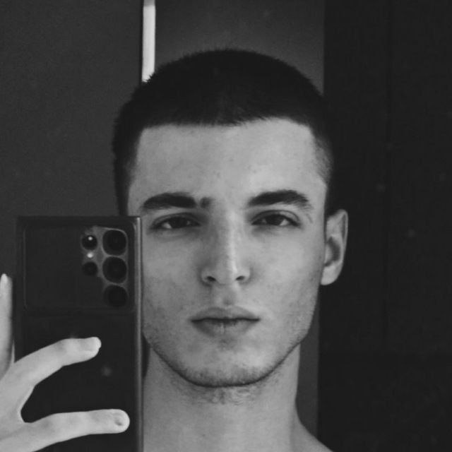 Loren tweet media