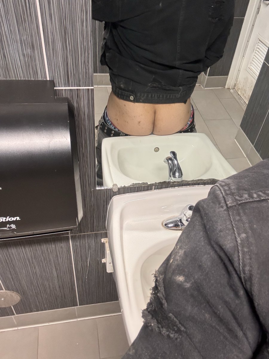 BiAzLocal's tweet photo. Fuck me in the car wash bathroom? 😝 https://t.co/xEvjHRrWvC