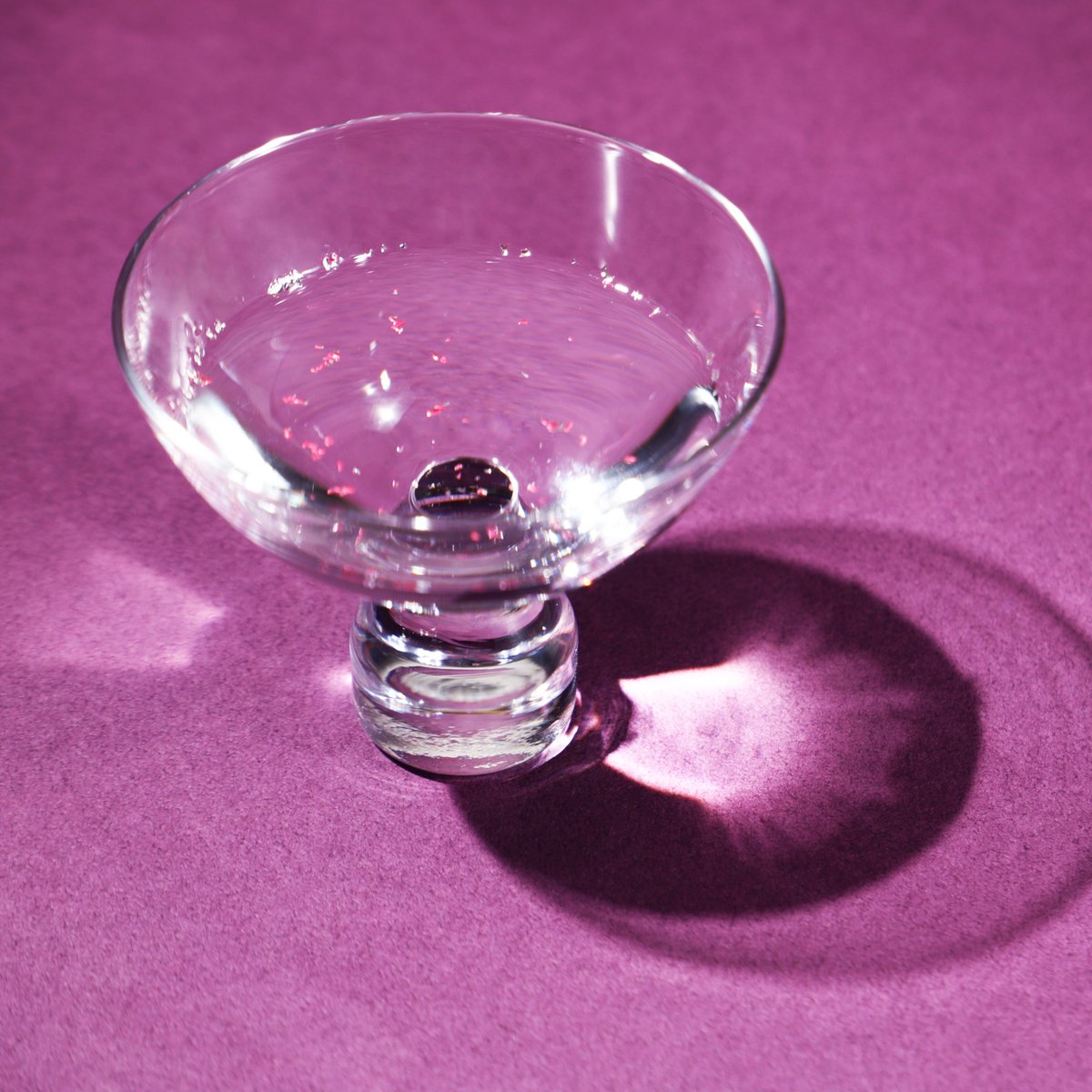 桜箔が舞うお酒。片面が銀色でもう片面が桜色。味わいも華やかな純米大 