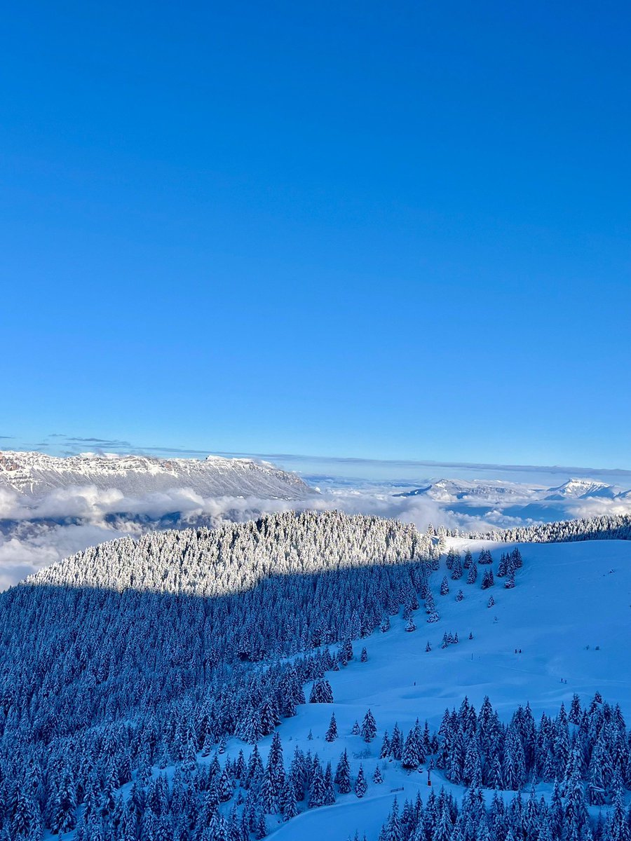 meteofrance's tweet photo. 🗻 Prévoyez-vous des sorties en montagne prochainement ? Préparez chacune d'entre elles, en faisant attention au risque d'avalanche !
Le point sur l'enneigement actuel des massifs français 👉 https://t.co/fn9Apo8RQQ
📸 Les Sept Laux (Isère), par clement__rosay (Instagram) https://t.co/Cb8FQUnSyz