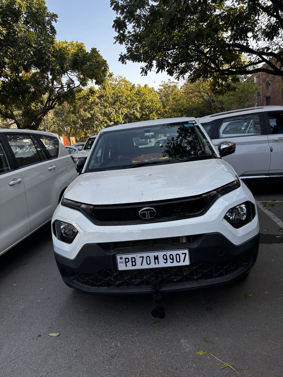 rajrad's tweet photo. At 3:25 pm at Sector 17 Chandigarh parking. The owner of this car has blocked the car and also put the hand brake. Absolute nonsense and insensitive! @trafficchd @PunjabTraffic pl take note. Immediate challans should be  issued. We were to go to hospital and got stuck https://t.co/fewmcBWg3y