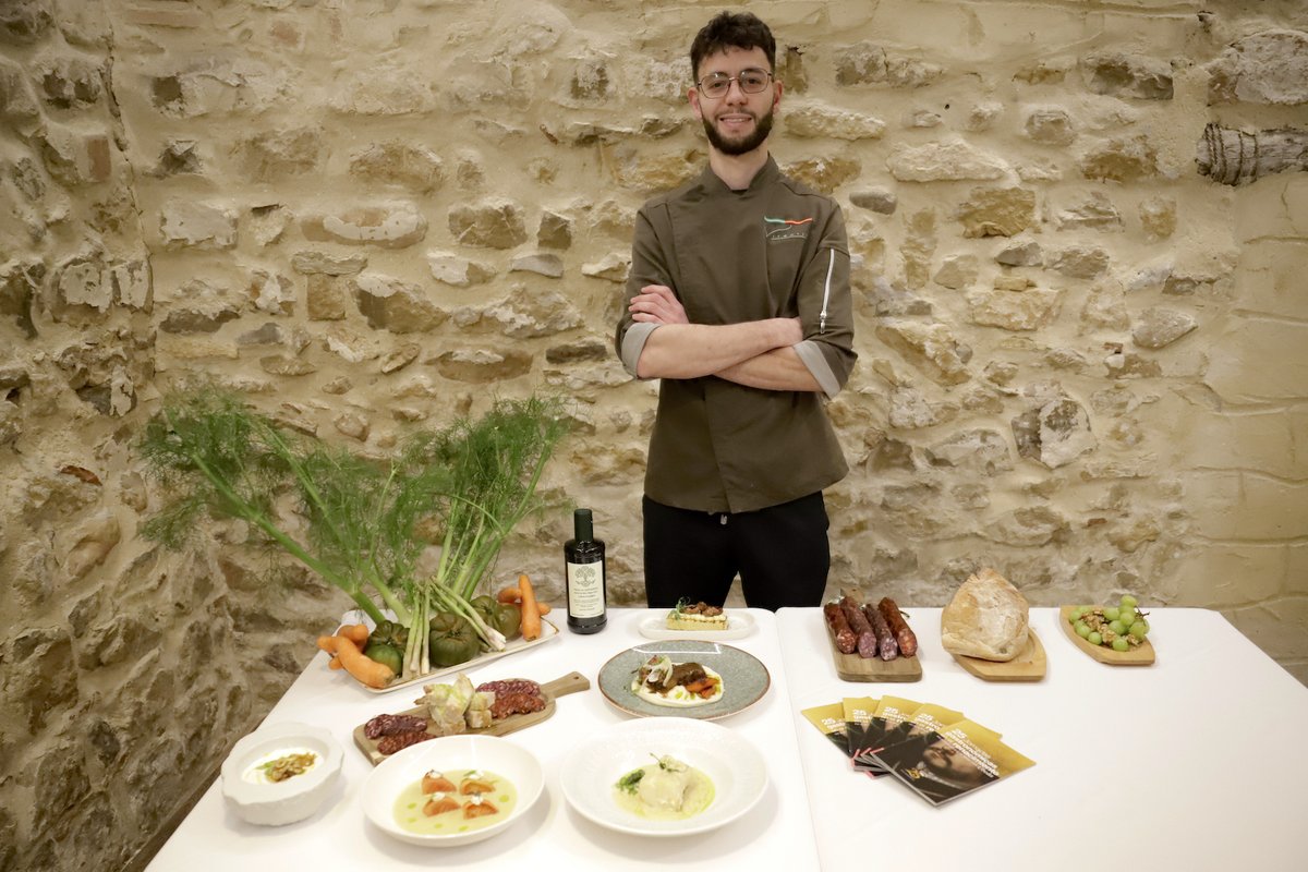 🍽️ #𝗥𝗘𝗦𝗧𝗔𝗨𝗥𝗔𝗡𝗧𝗘 | Este fin de semana también puedes disfrutar del menú de Restaurante Virentia diseñado por el chef Sergio Expósito para las XXV Jornadas Gastronómicas en el Renacimiento, junto al #AOVE Haza La Centenosa.

ℹ️ gastronomiarenacimiento.wordpress.com/2026/01/30/res…