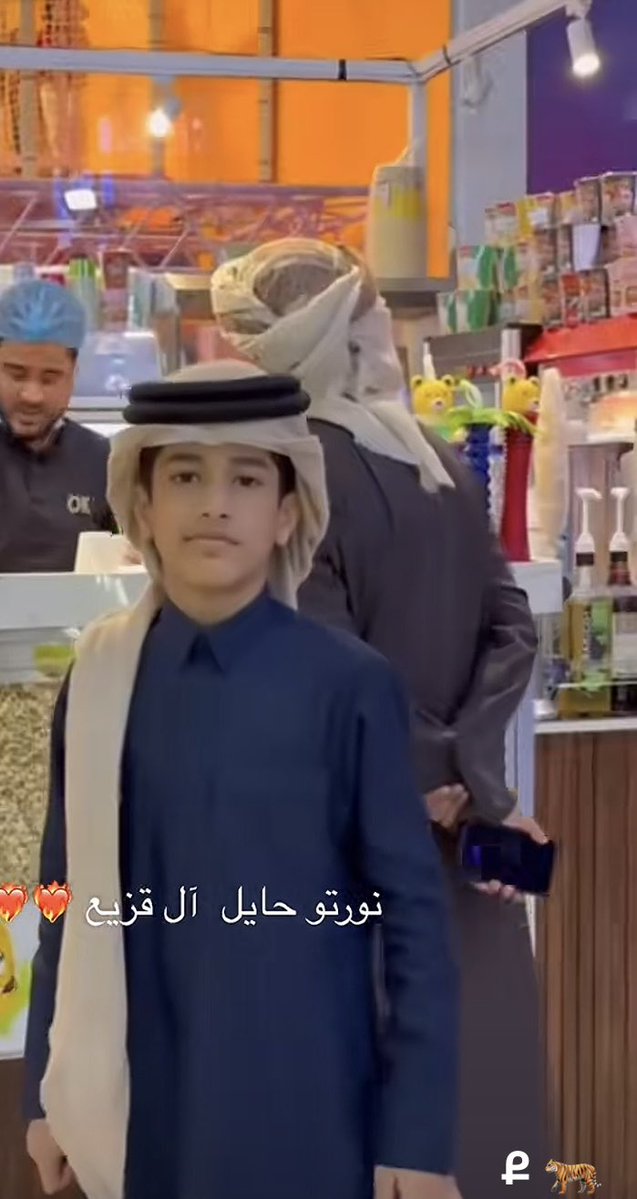 #الصورة 
هذا الشاب اسمه (#احمد_قزيع_السهلي) من (#دولة_الكويت)استطاع ان يدخل القلوب قبل الابواب زار #حائل قبل ايام مع اخوانه ولاقوا ترحيباً وكرماً اعتدناه من اهل حايل وهم يستحقون الكرم وقد عبروا عن حبهم للملكة قيادةً وشعباً وارضاً حياكم الله في وطنكم الثاني …