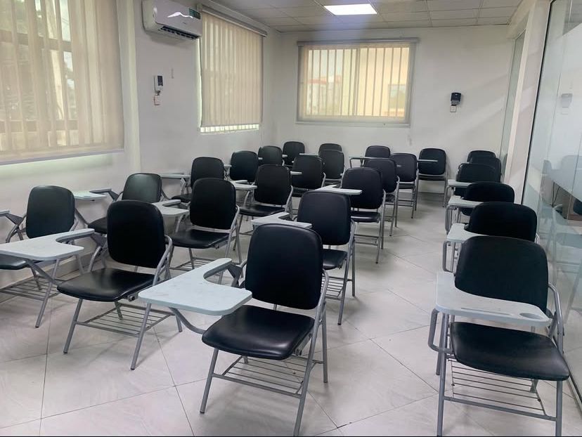 premierhubng's tweet image. A space designed for learning, growth, and impactful sessions 📚✨
Our training room is fully set up to deliver focused trainings, workshops, and skill-building experiences in a comfortable, professional environment. Book with us today!

#TrainingRoom #LearningSpace #Workshops
