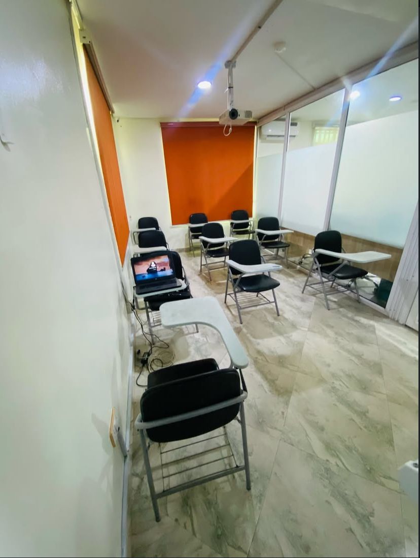premierhubng's tweet image. A space designed for learning, growth, and impactful sessions 📚✨
Our training room is fully set up to deliver focused trainings, workshops, and skill-building experiences in a comfortable, professional environment. Book with us today!

#TrainingRoom #LearningSpace #Workshops
