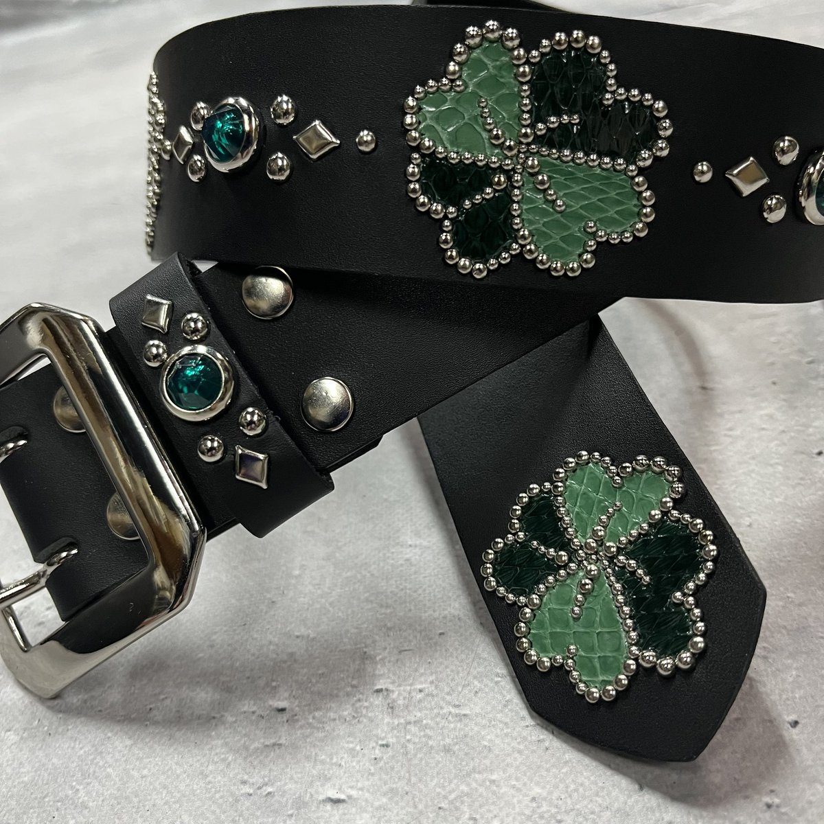 お客様オーダーのベルトです。♣️ 革幅42ミリにクローバーモチーフの