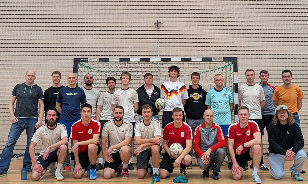 SSVFussball's tweet photo. Mannschaftstag beim SSV 1863 Sayda! Erst Hallenfussball und dann Bowlingabend. Gelungener Ausflug des Männerteams! #ssvsayda #sayda #ssv1863sayda https://t.co/NHVqHKA4sS