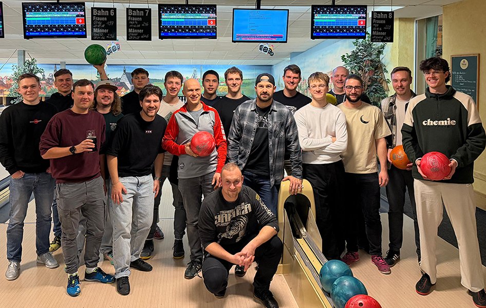 SSVFussball's tweet photo. Mannschaftstag beim SSV 1863 Sayda! Erst Hallenfussball und dann Bowlingabend. Gelungener Ausflug des Männerteams! #ssvsayda #sayda #ssv1863sayda https://t.co/NHVqHKA4sS