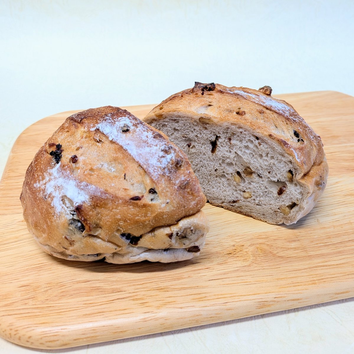 くるみレーズン

ローストした香ばしいクルミと芳醇なレーズンがたっぷり練り込まれ、クルミの食感とレーズンの甘酸っぱさがアクセントに。外はパリッと中はもっちりとし、かむほどに味わいが増します。2cm程度にスライスしてどうぞ。

wkobe.jp/bread/20260228/

#本日のパン