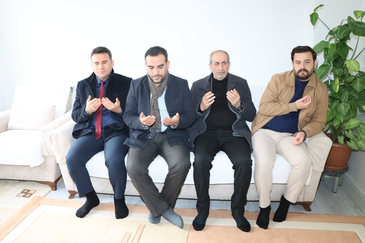 Kahtamegitim's tweet photo. İlçe Millî Eğitim Müdürümüz Sn. Lütfü Başli, Kaymakam Sn. Muhammed Üsame Soysal, İlçe Belediye Başkanı Mehmet Can Hallaç ve kurum amirleri ile birlikte, 6 Şubat depremlerinde hayatını kaybeden vatandaşlarımızın kıymetli ailelerini ziyaret etti. https://t.co/N45oKal1ht